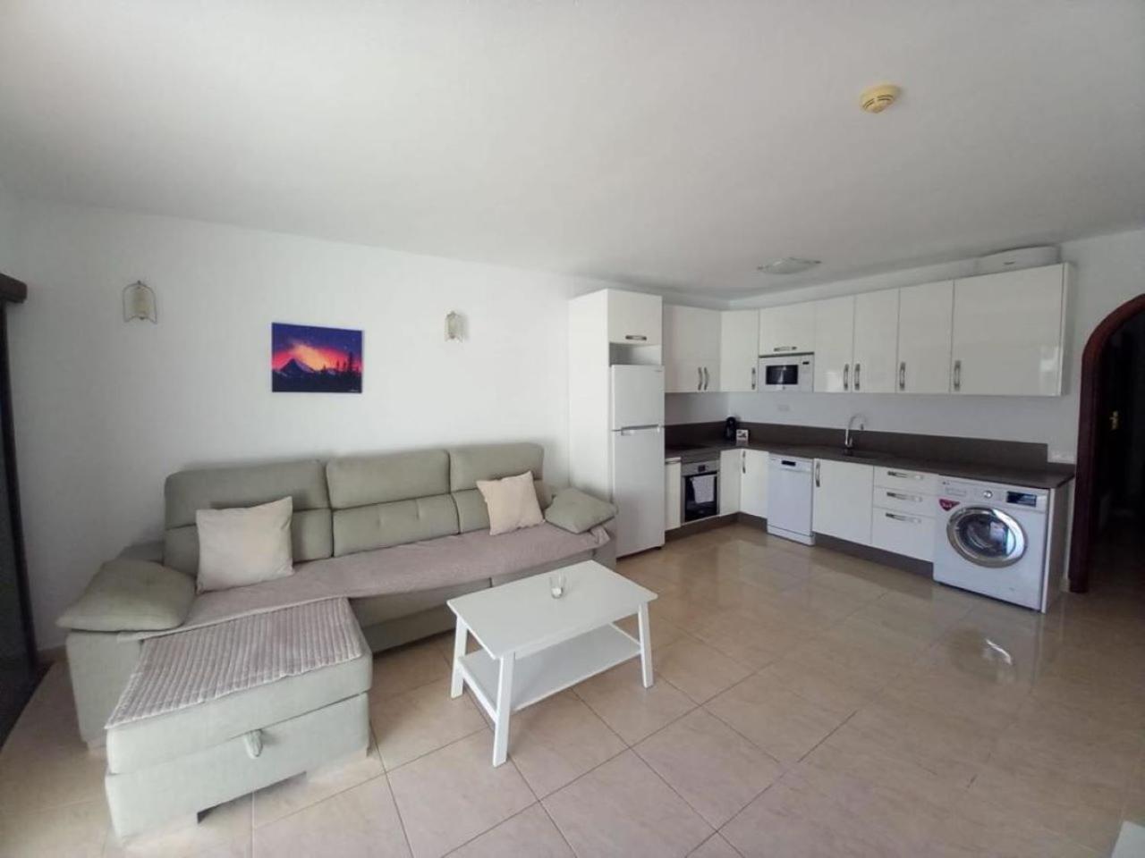 Victoria Court 2 - Lovely Apartment 65 Лос Кристианос Екстериор снимка